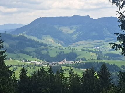 Foto von Bellou entlang der Tour