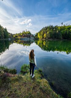 Seeblick auf Parkhotel Tristachersee