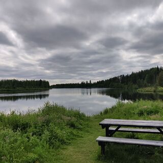 Entlang der Strecke gibt es mehrere Stellen, an denen Sie anhalten können, um sich auszuruhen und die Flusslandschaft zu genießen.