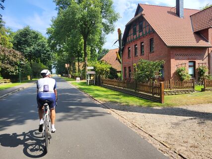 Beim Rennradfahren lassen sich idyllische Dröfer entdecken