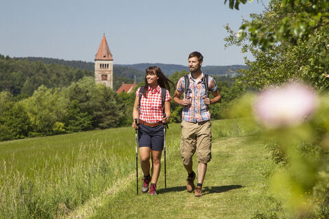 Wanderer vor der Klosterburg Kastl