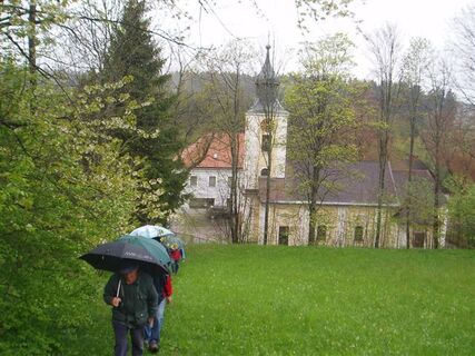 Start oberhalb der Kirche