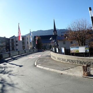 Der Beginn der Großglockner Hochalpenstraße im Ort Bruck.