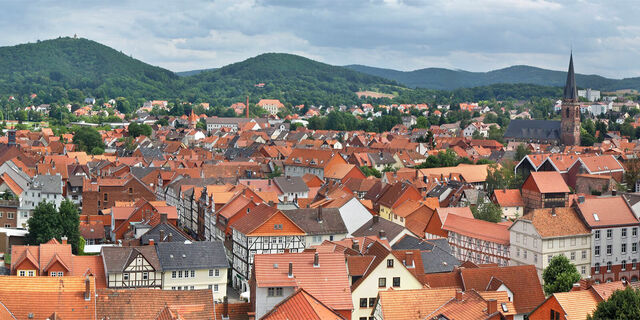 Altstadt von Eschwege vom Nikolaiturm, im Hintergrund die Leuchtberge