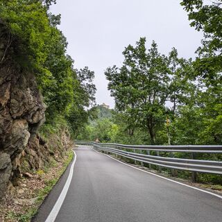 erster Abschnitt der Provinzstraße mit dem Heiligtum des Heiligen Ignatius im Hintergrund