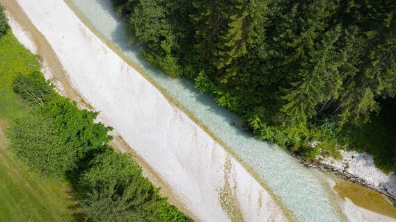 Leutascher Ache im Sommer - Drohnenaufnahme von oben mit Wald.jpg