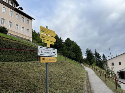 Oberhalb des Semmeringer Bahnhofs vorbei..