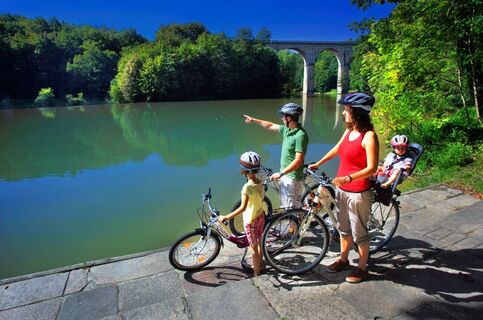 Radtour an der Neiße mit Aussicht auf den Neiße-Viadukt, Görlitz
