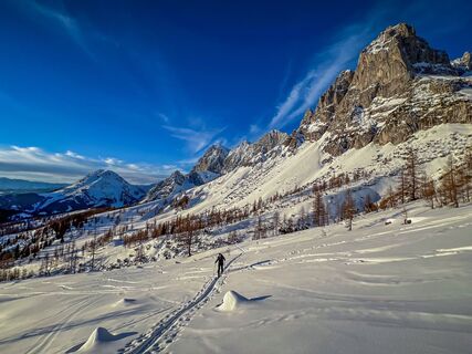 Aufstiegsspur hoch zum Ziel, mit dem Dachsteinmassiv im Hintergrund