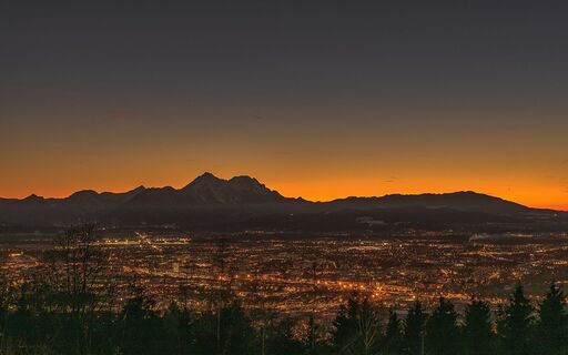 Nächtlicher Blick auf die Stadt Salzburg