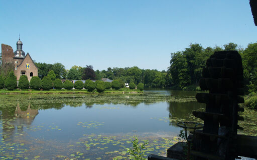 Tüschenbroich - Mühlrad der Ölmühle, Teich, Motte und Schloss