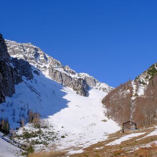 Die verlassene Mittelstation des ehemaligen Sessellifts.