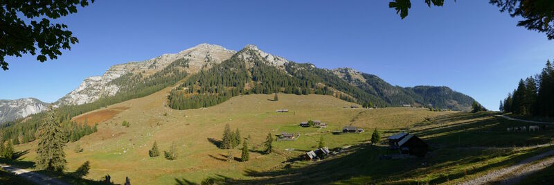 das Panorama der schön gelegenen Hinteregger Alm