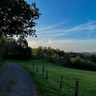 Der Weg startet mit bester Aussicht auf die Mattenschanzen