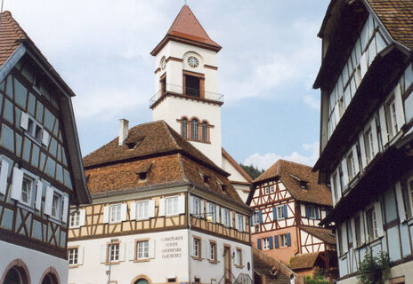 Der Ortskern von Münchweier: Fachwerkhäuser und Kirche im Weinbrenner-Stil, letztere erbaut 1828/29 nach Entwurf von Hans Voss.