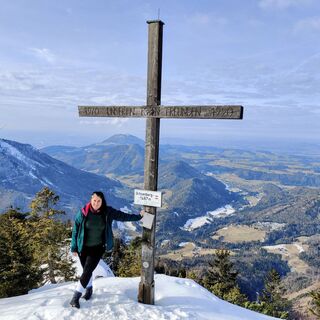 Zwischen Frühling und Winterresten am Gipfel des Ochsenbergs.