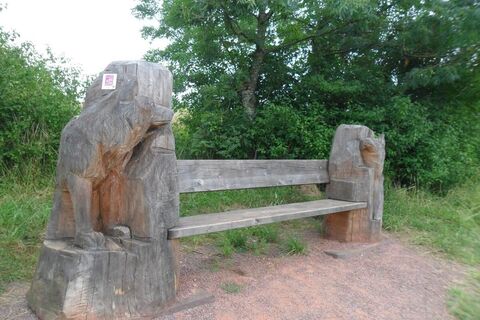 Sitzbank mit Wolfsmotiven