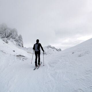 Links die Bischofsmütze, rechts die Kamplbrunnspitze und im Sattel in der Mitte der Endpunkt für die meisten Tourengeher:innen.