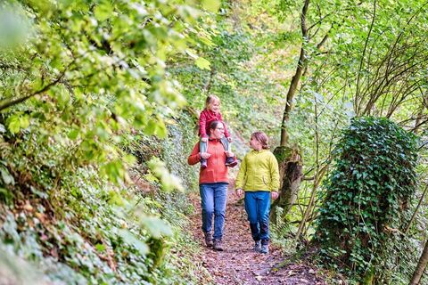 Eine Familie spaziert im Wald