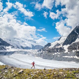 Laufen Sie entlang des Corbassière-Gletschers und folgen Sie dem Combins-Massiv.