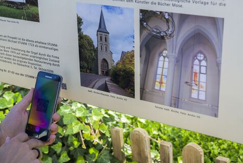 Info-Tafel mit QR-Code zum Herunterladen von STUMM-Orgel-Melodien