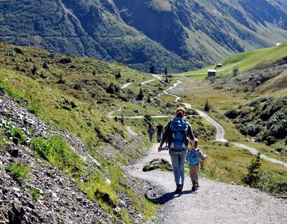 Im Kanton Graubünden nutzen Biker und Wanderer die gleichen Trails: Weg vom Partnunsee hinunter zum Brückli.