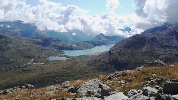 Blick runter vom Lej da Diavolezza auf den Lago Bianco, Lej Nair und Lej Pitschen
