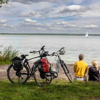 Radfahrer entspannen am Arendsee