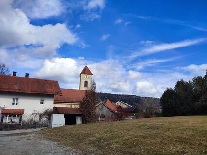 Start in Hunding in der Nähe der Kirche