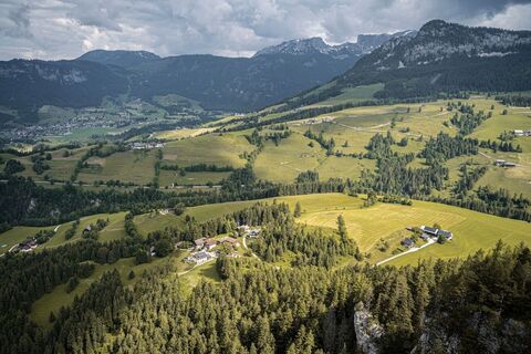 Blick zum Gasthaus Dachsteinblick und nach Wörschachwald und Tauplitz