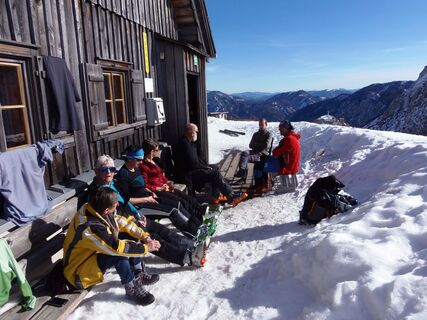 Gemütliche Rast vor der Häuslalmhütte