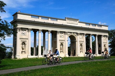 Vorbei an der Reistenkolonnade bei Schloss Valtice