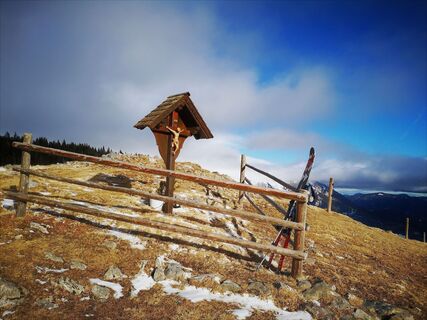 Beim Wegkreuz auf der Lachalm