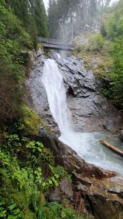 Wasserfall mit hoher Brücke