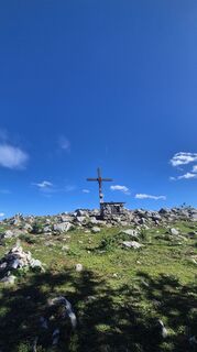 Fotografija s spletne strani H M 12 na poti