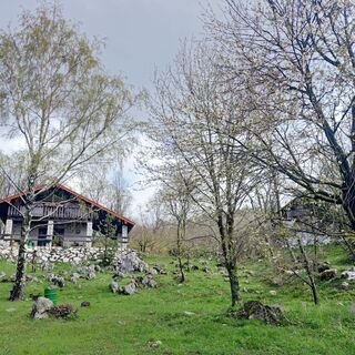 Rustikale Bauwerke entlang des Weges