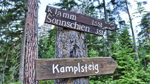 Schilder weisen uns den Weg