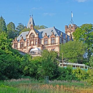 Drachenfelsbahn mit Schloss Drachenburg