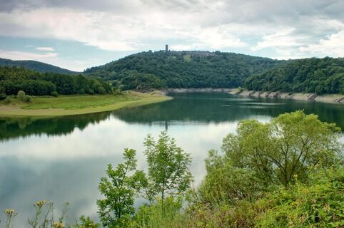 Blick über den Urftsee mit Vogelsang IP im Hintergrund