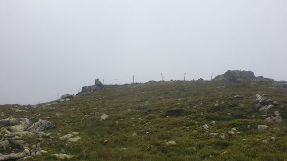 Schaunitztörl. Bei Nebel am Zaun links halten Richtung Krügltörl.