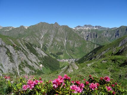 Blick vom Val Maisas auf Samnaun Dorf