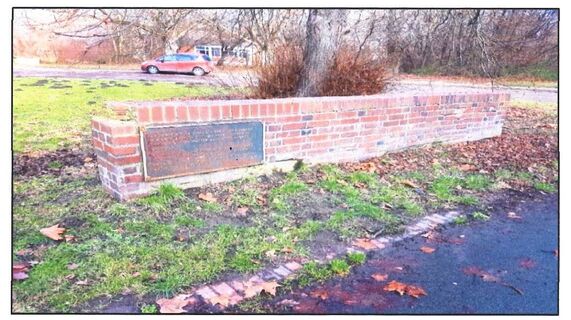 Mauerrest in Salzgitter-Watenstedt mit Gedenkplatte