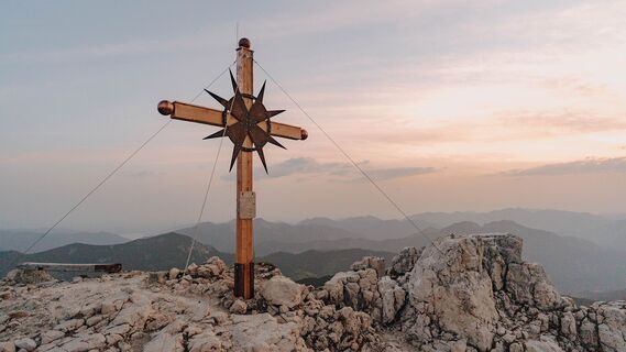 Gipfelkreuz am 2.195 Meter hohen Guffert - es wurde 2021 in die Höhe getragen, dort aufgestellt und feierlich geweiht