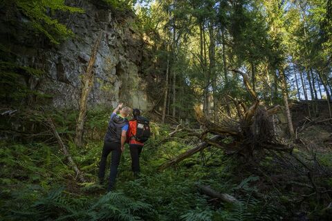 Zwei Personen im stillgelegten Steinbruch "Knollen" auf der Rothaarsteig-Spur Sorper Panoramapfad