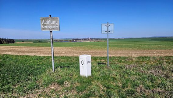 12.7 km Blick nach Šafov mit Teich