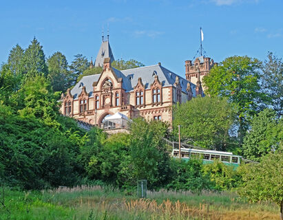 Drachenfelsbahn mit Schloss Drachenburg