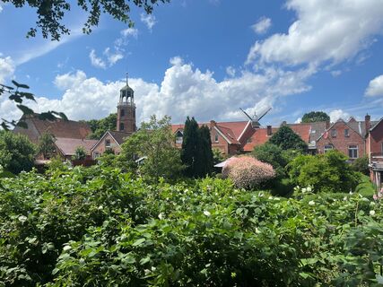 Ditzum Ortskern mit Mühle und Kirche