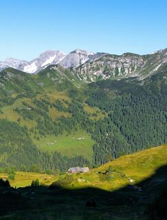 Vorbei an der Twenger Alm (bewirtschaftet).jpg