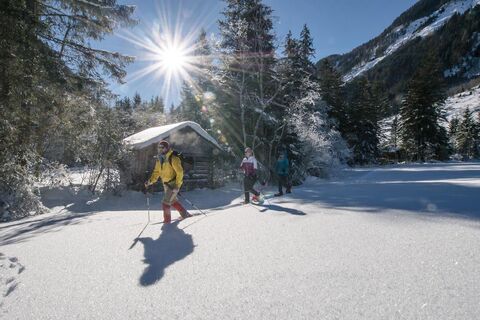 Schneeschuhwanderer auf der Schneeschuhtour Obertal