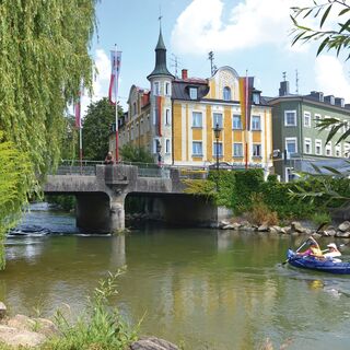 Amperbrücke mit Schlauchbootfahrer